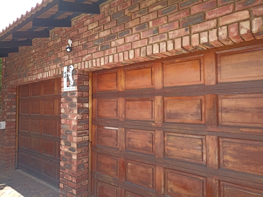 To Let 3 Bedroom Property for Rent in Kannoniers Park North West